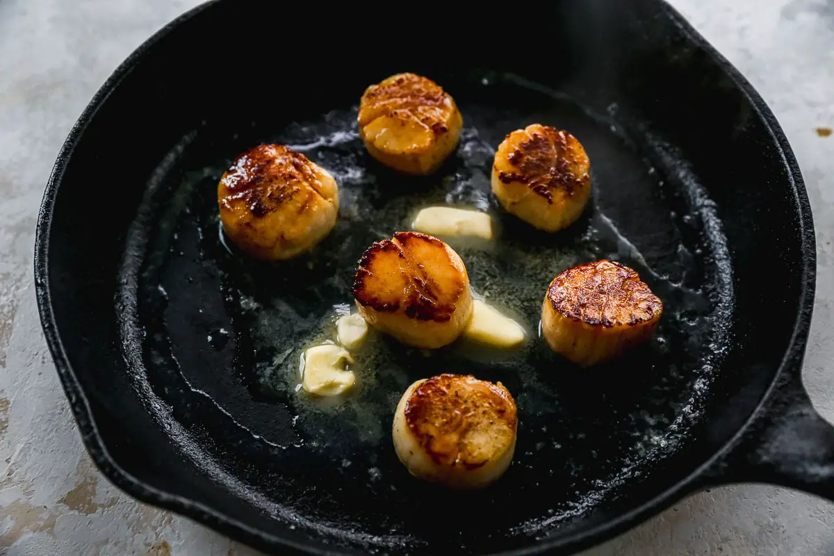 Butter schmilzt in Pfanne mit Jakobsmuscheln