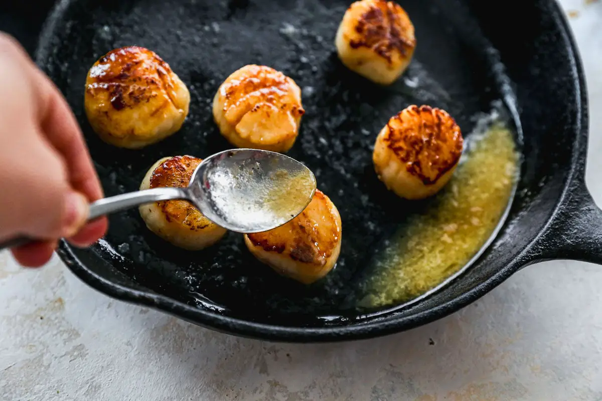 Jakobsmuschel mit Butter in Pfanne