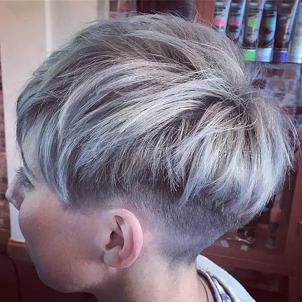 Silberne Haar-Pixie-Frisur