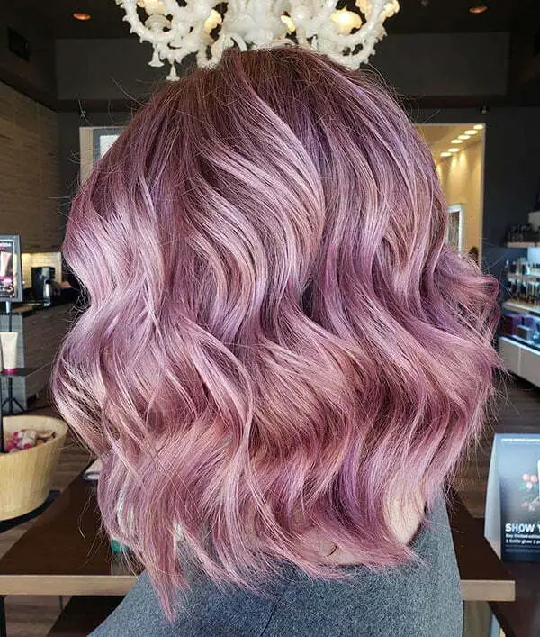 Kurzes und rosafarbenes Haar