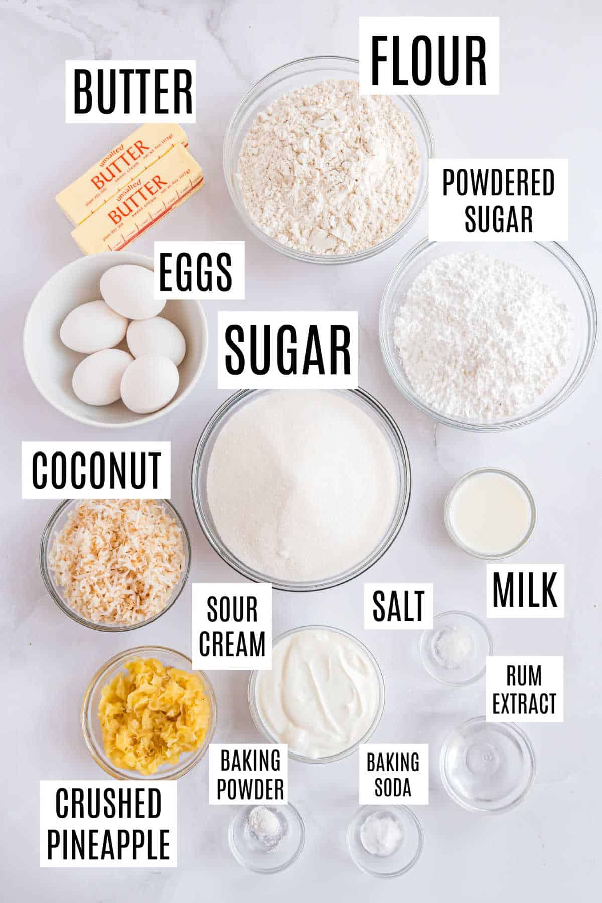 Benötigte Zutaten für die Herstellung von Pina-Colada-Pfundkuchen.
