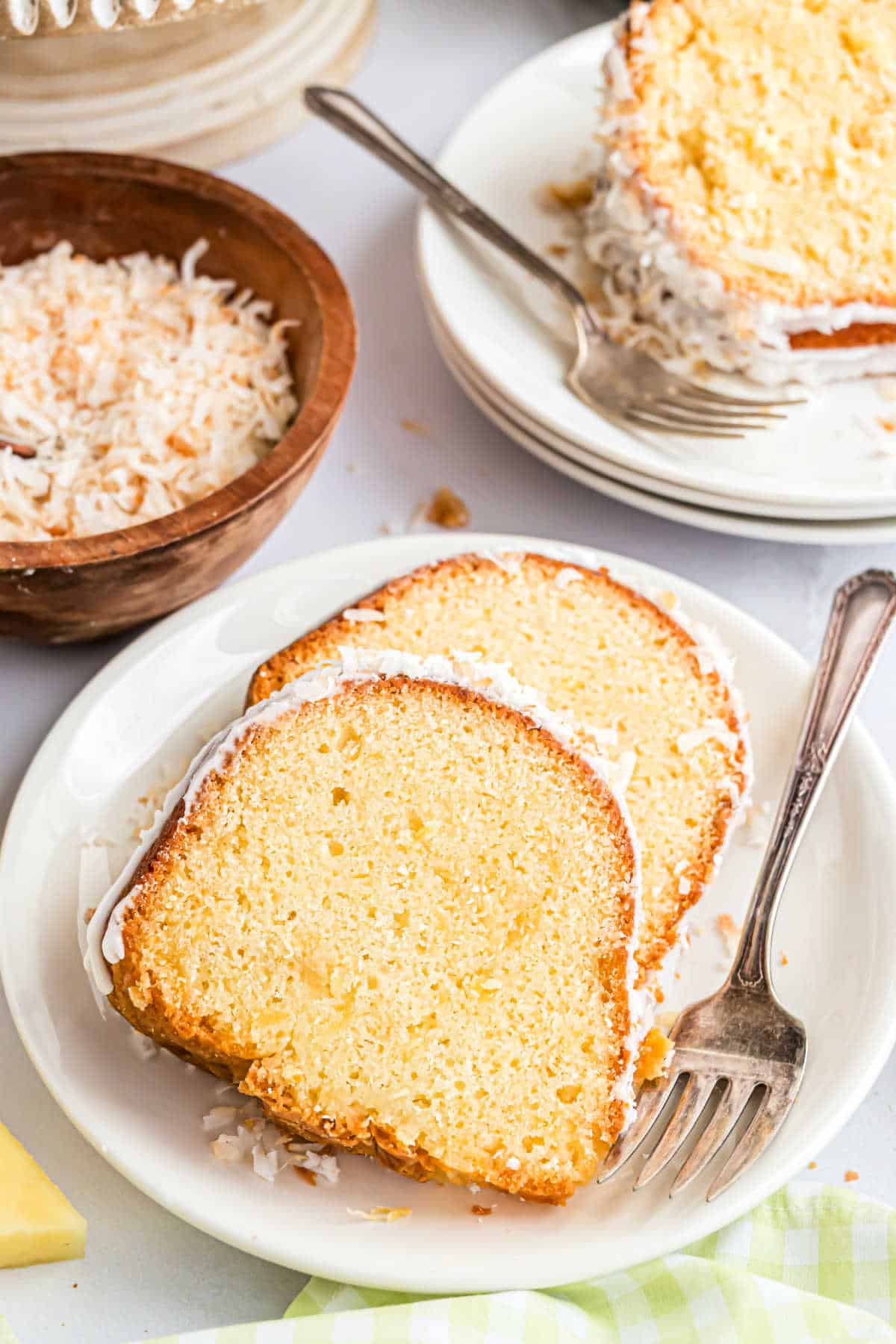 Zwei Scheiben Pfundkuchen auf einem weißen Dessertteller.