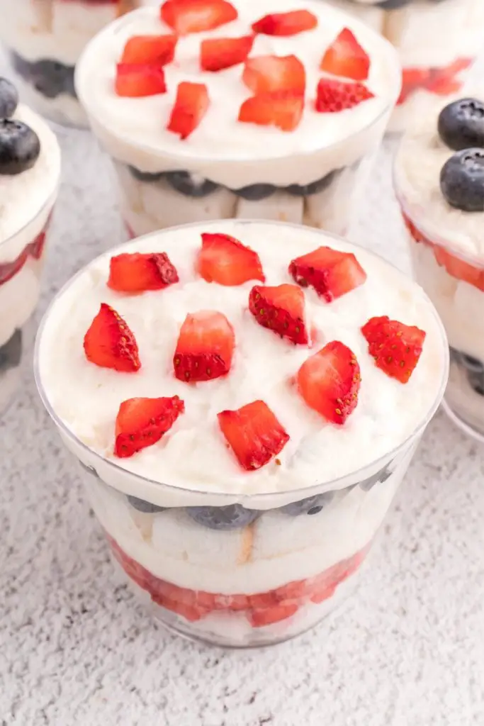 Rot-weiß-blaue Mini-Trifles in Tassen