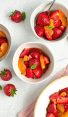 Orangen-Erdbeer-Salat in Schüsseln