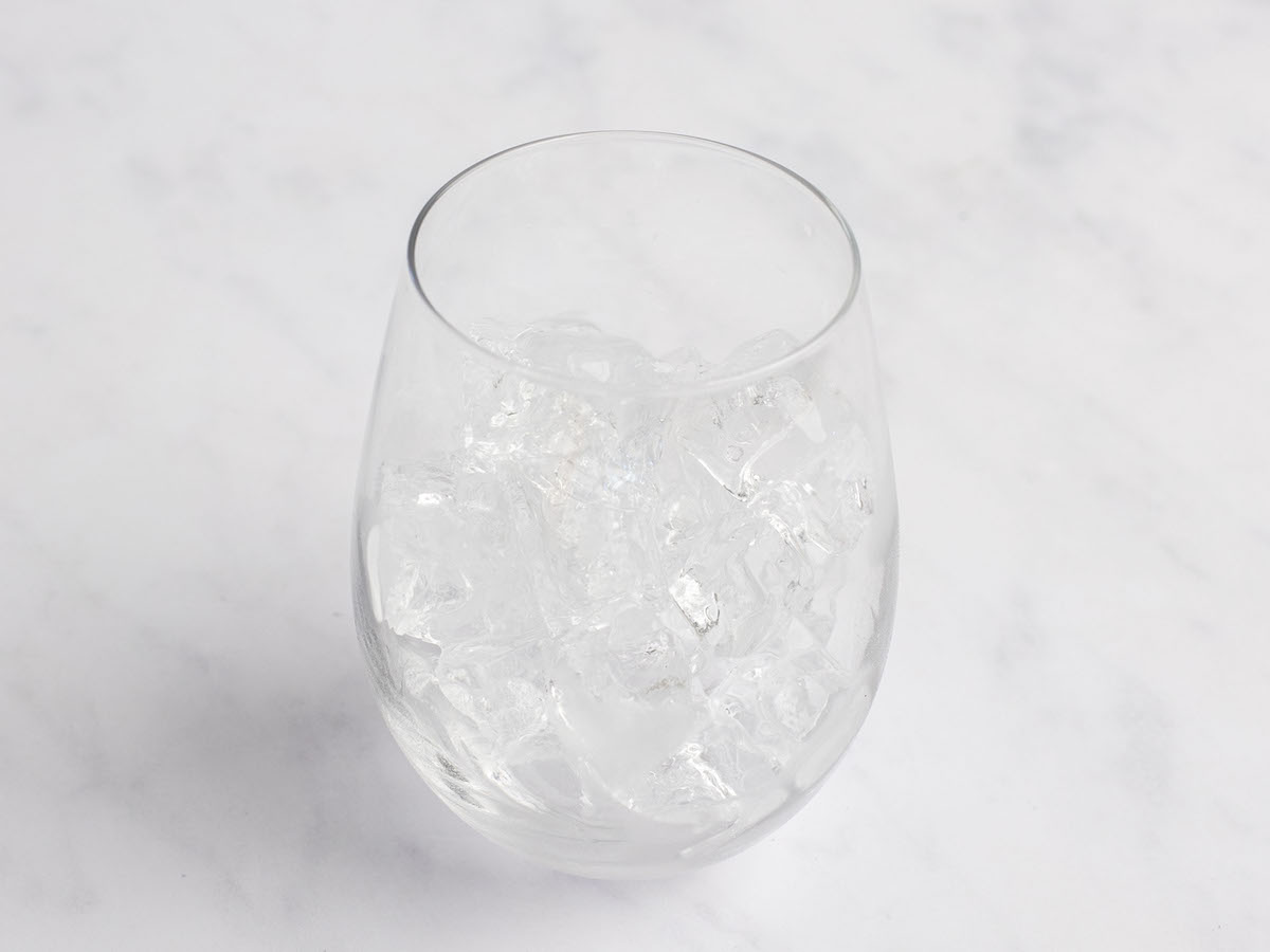Glas zur Hälfte mit Eiswürfeln gefüllt