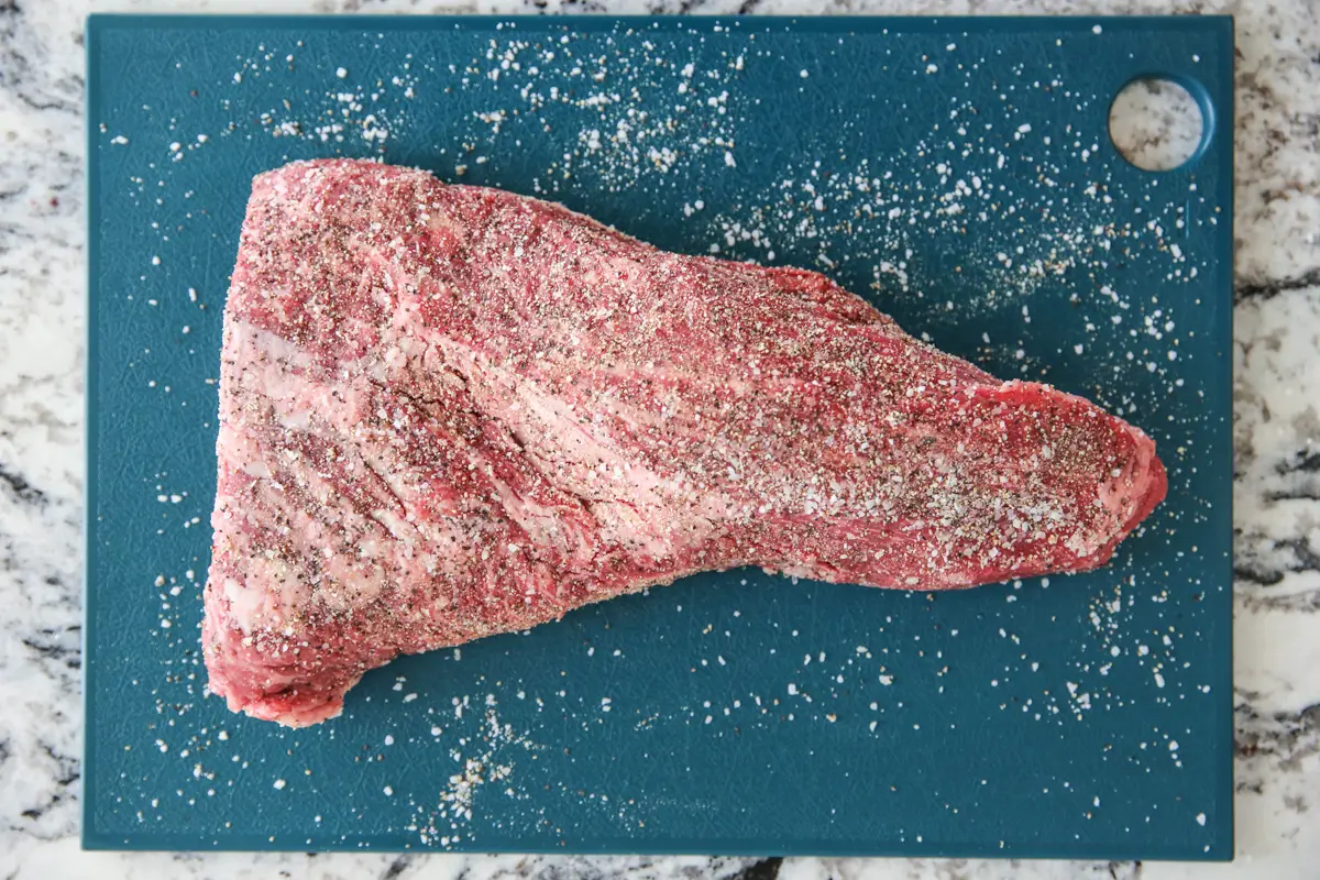 Tri-Tip-Steak auf einem Schneidebrett