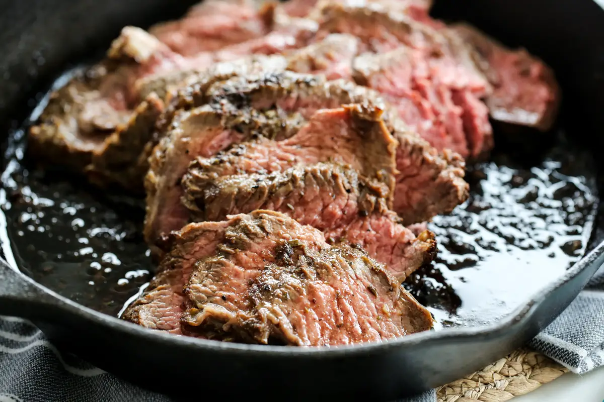 Geschnittenes Tri Tip Steak in einer Gusseisenpfanne