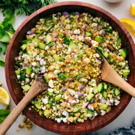 Jennifer-Aniston-Salat in einer großen Schüssel, angemacht und bereit zum Genießen.