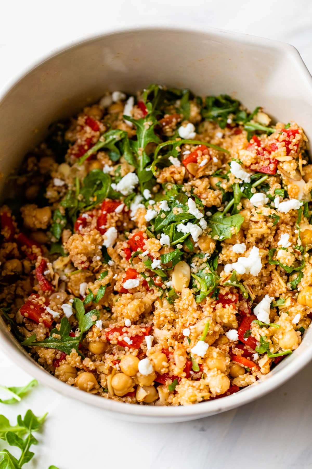 ernsthaft Quinoa-Salat in einer großen Schüssel