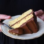 Gelber Kuchen mit Schokoladenglasur