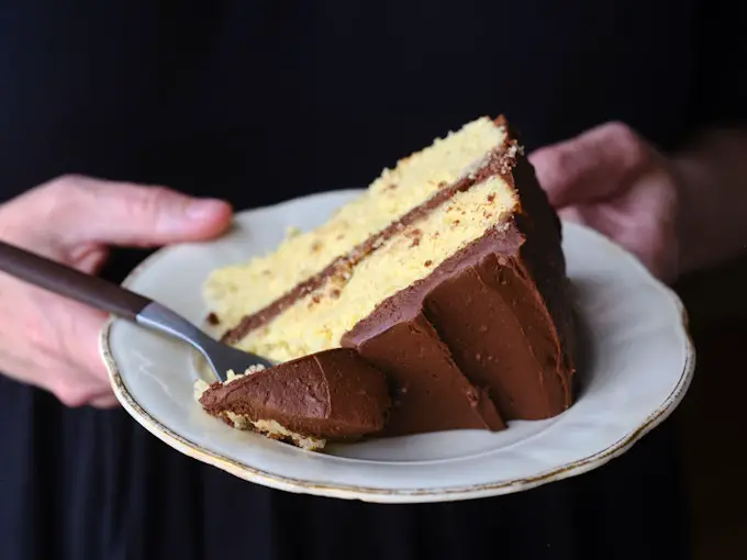 Gelber Kuchen mit Schokoladenglasur