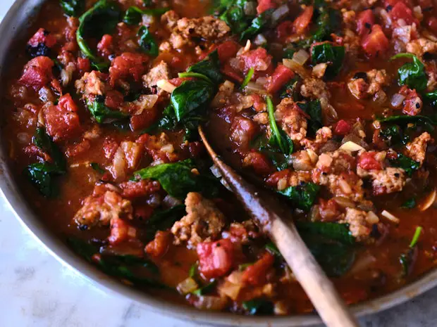 rote Sauce für gebackene Ziti in einer Pfanne mit einem Holzlöffel