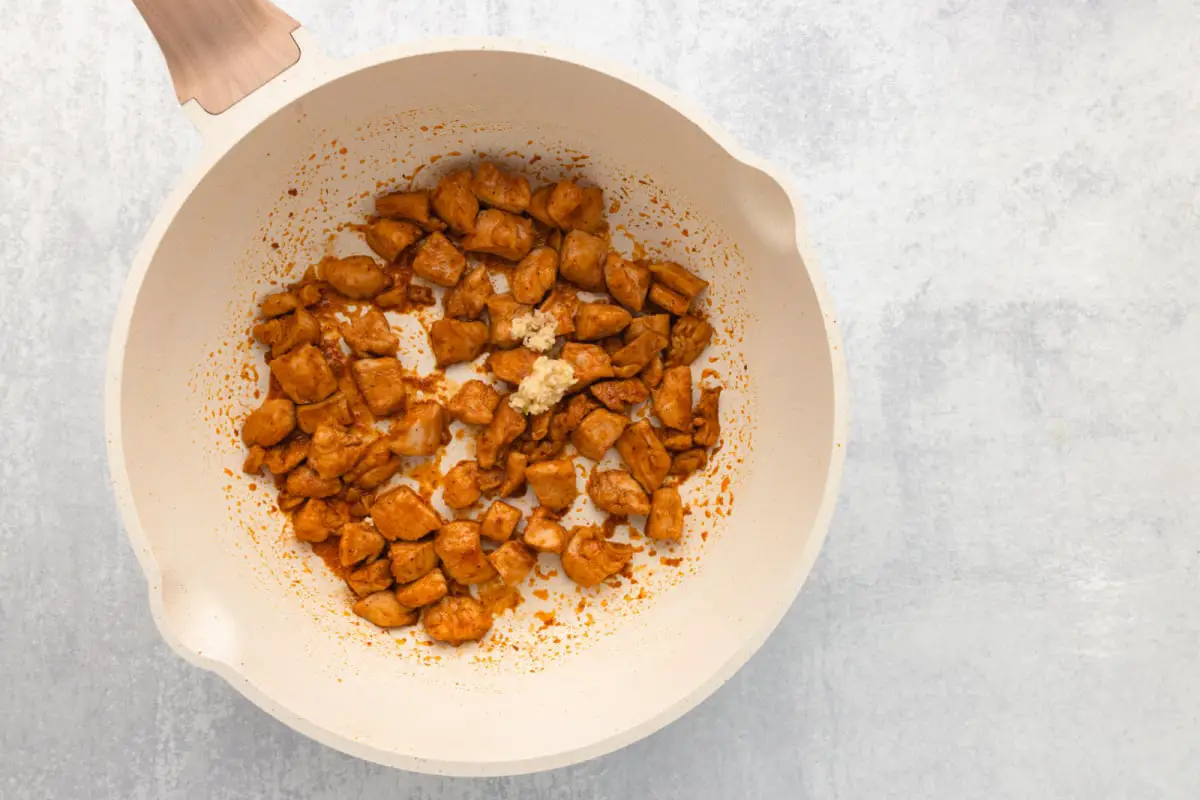 gehackter Knoblauch in die Pfanne gegeben