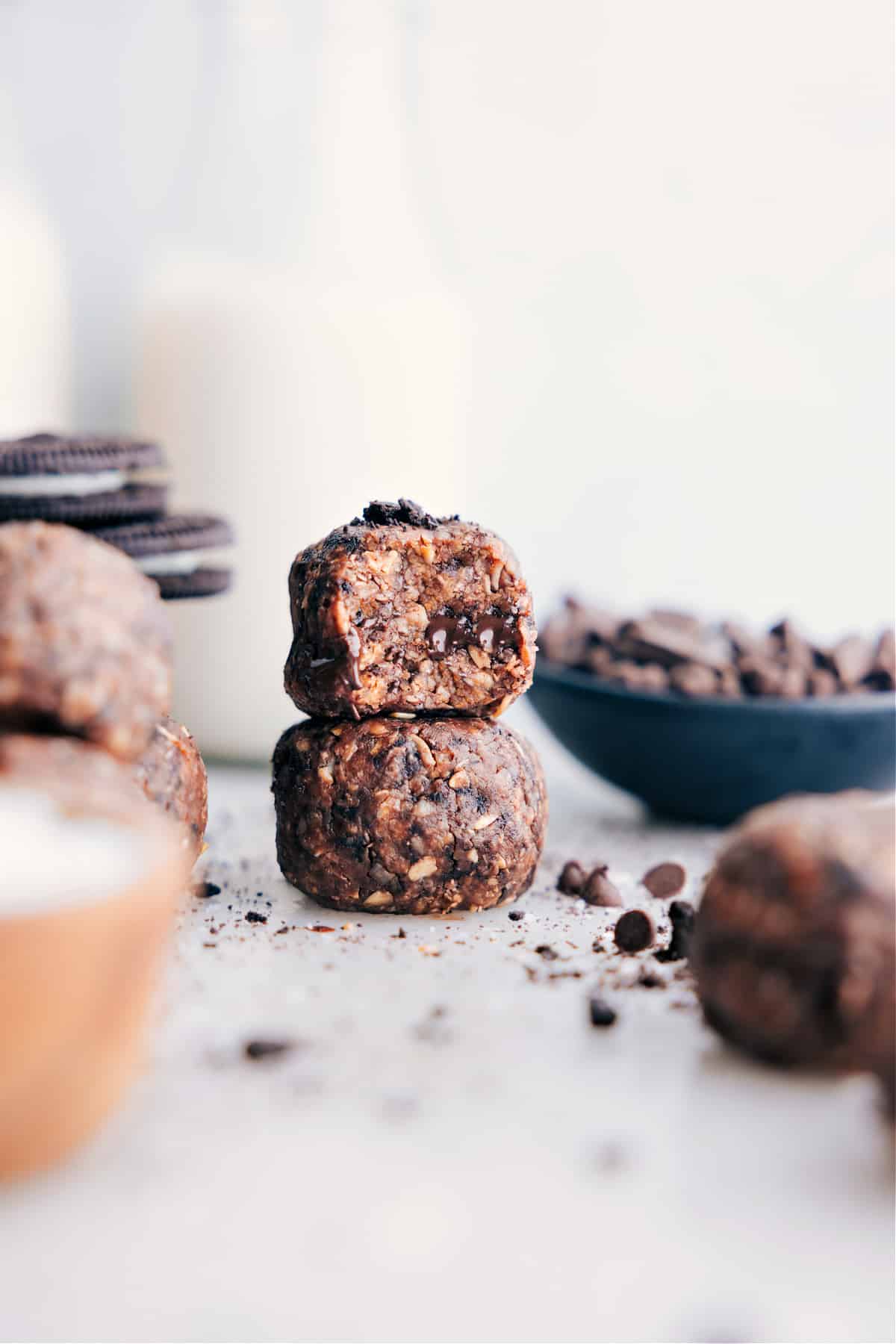 Die proteinreichen Cookies-and-Cream-Oreo-Happen werden übereinander gestapelt und sind bereit, Ihr neuer Lieblingssnack zu werden.