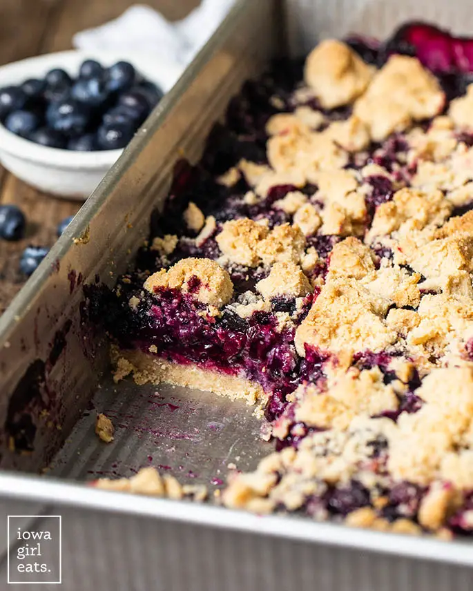 Stück glutenfreier Blaubeerkuchen aus der Pfanne geschnitten