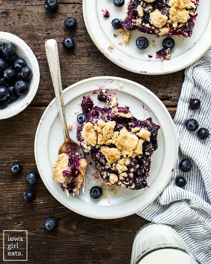 Stück Blaubeer-Streusel-Riegel auf einem Teller