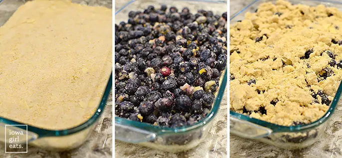 Schichten glutenfreier Blaubeerkuchenriegel in einer Backform