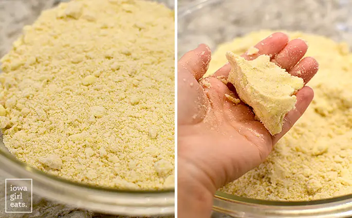 Glutenfreier Tortenboden mit der Hand zusammendrücken