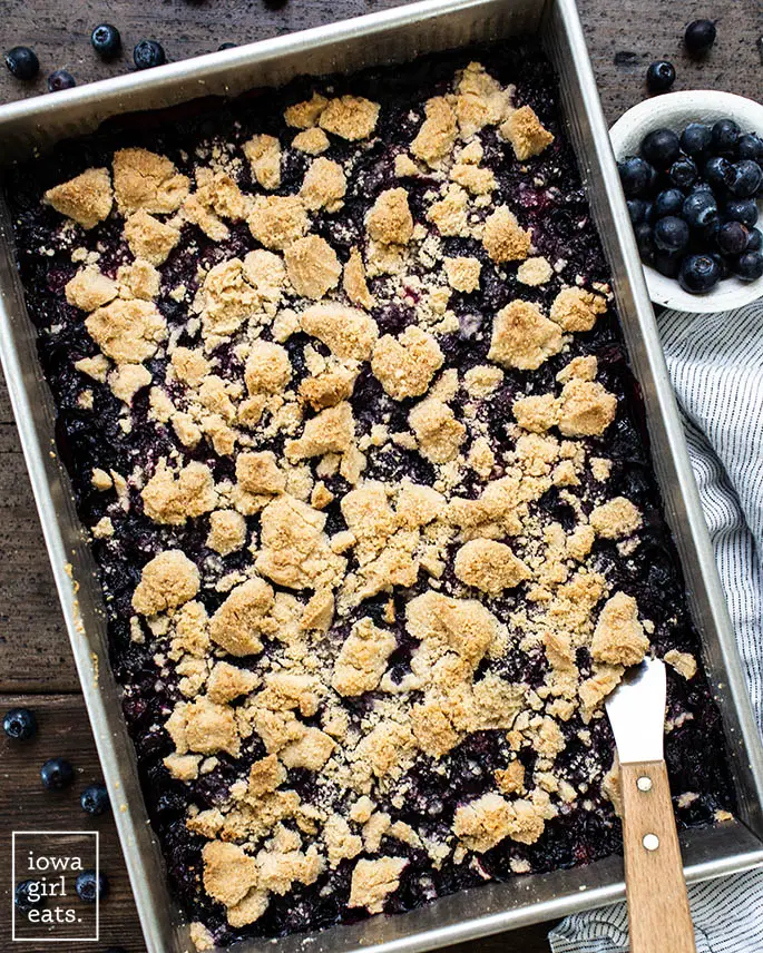 glutenfreie Blaubeer-Streusel-Riegel in der Pfanne