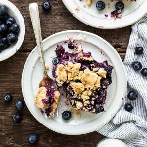 Stück Blaubeer-Streusel-Riegel auf einem Teller