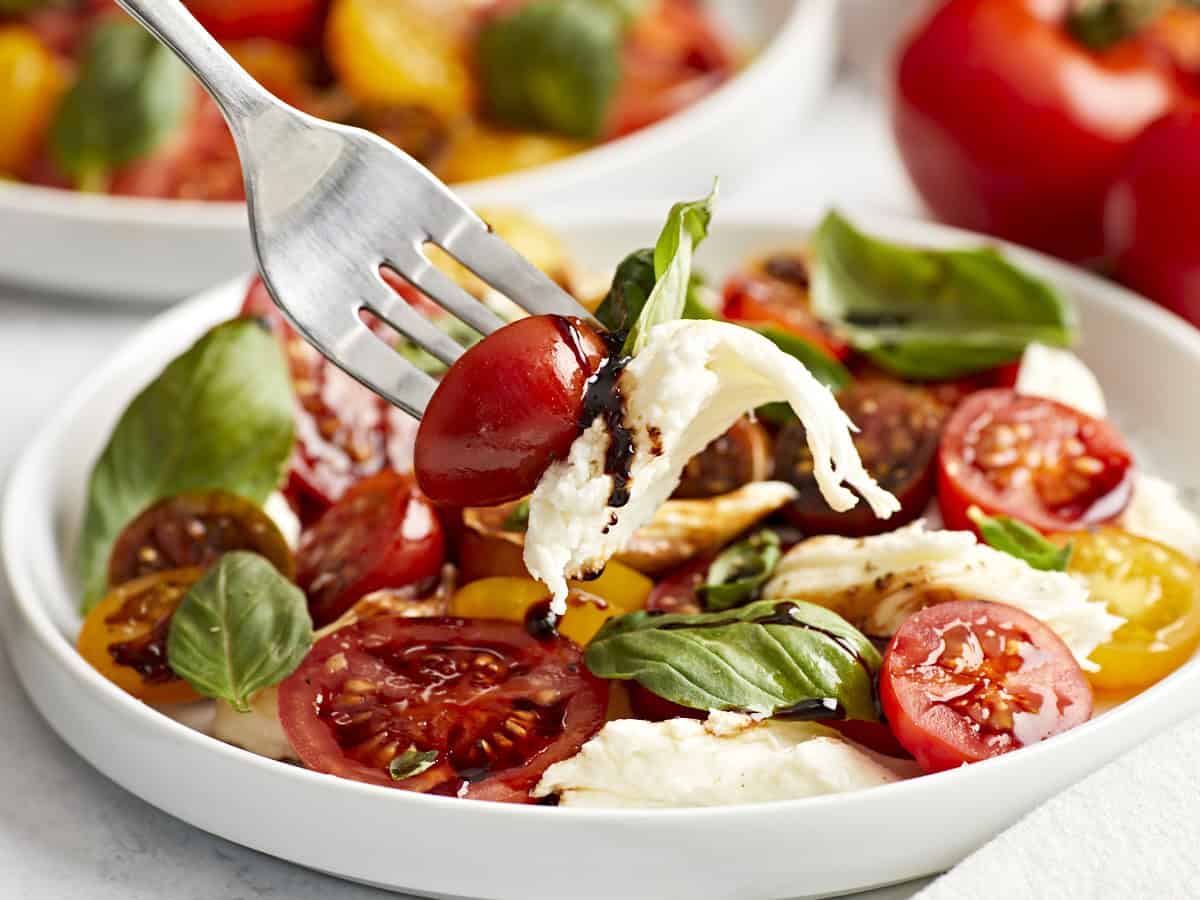 eine Gabel Caprese-Salat.