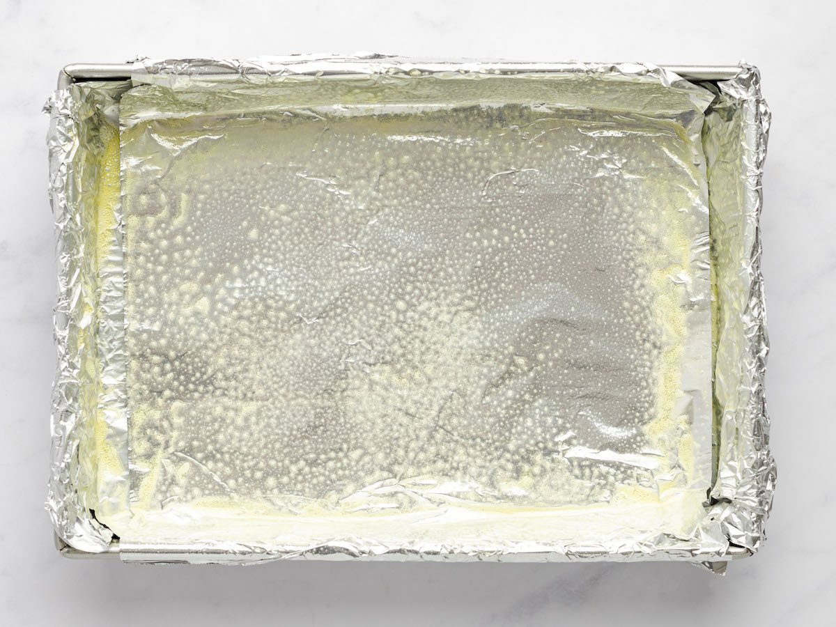 9x13-Zoll-Pfanne mit Folie ausgelegt und mit Antihaft-Kochspray beschichtet