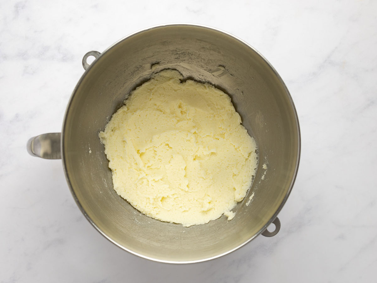 Butter und Zucker verrühren, bis eine luftige Masse entsteht