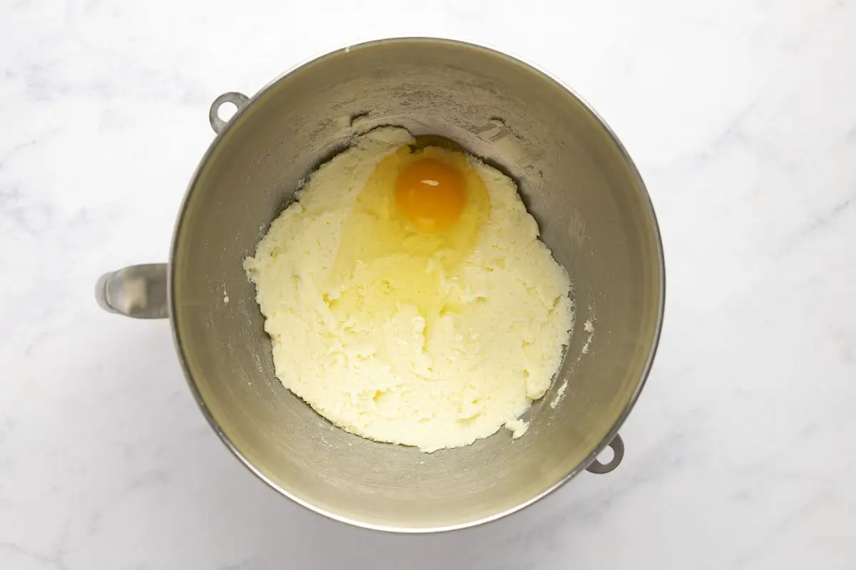 Ei zu geschlagener Butter und Zucker hinzugefügt
