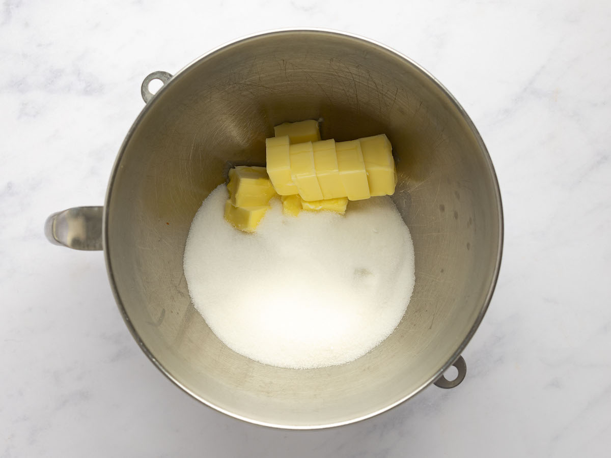 weiche Butter und Zucker in eine Rührschüssel geben