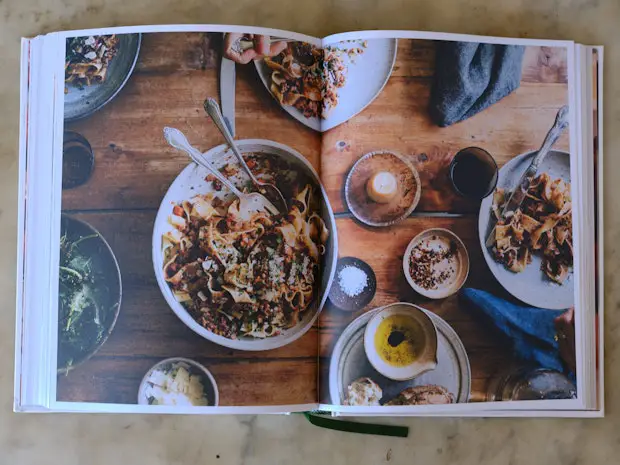 Wunderschönes Beispiel einer Fotostrecke aus dem Kochbuch „Sprouted Kitchen Around Our Table“