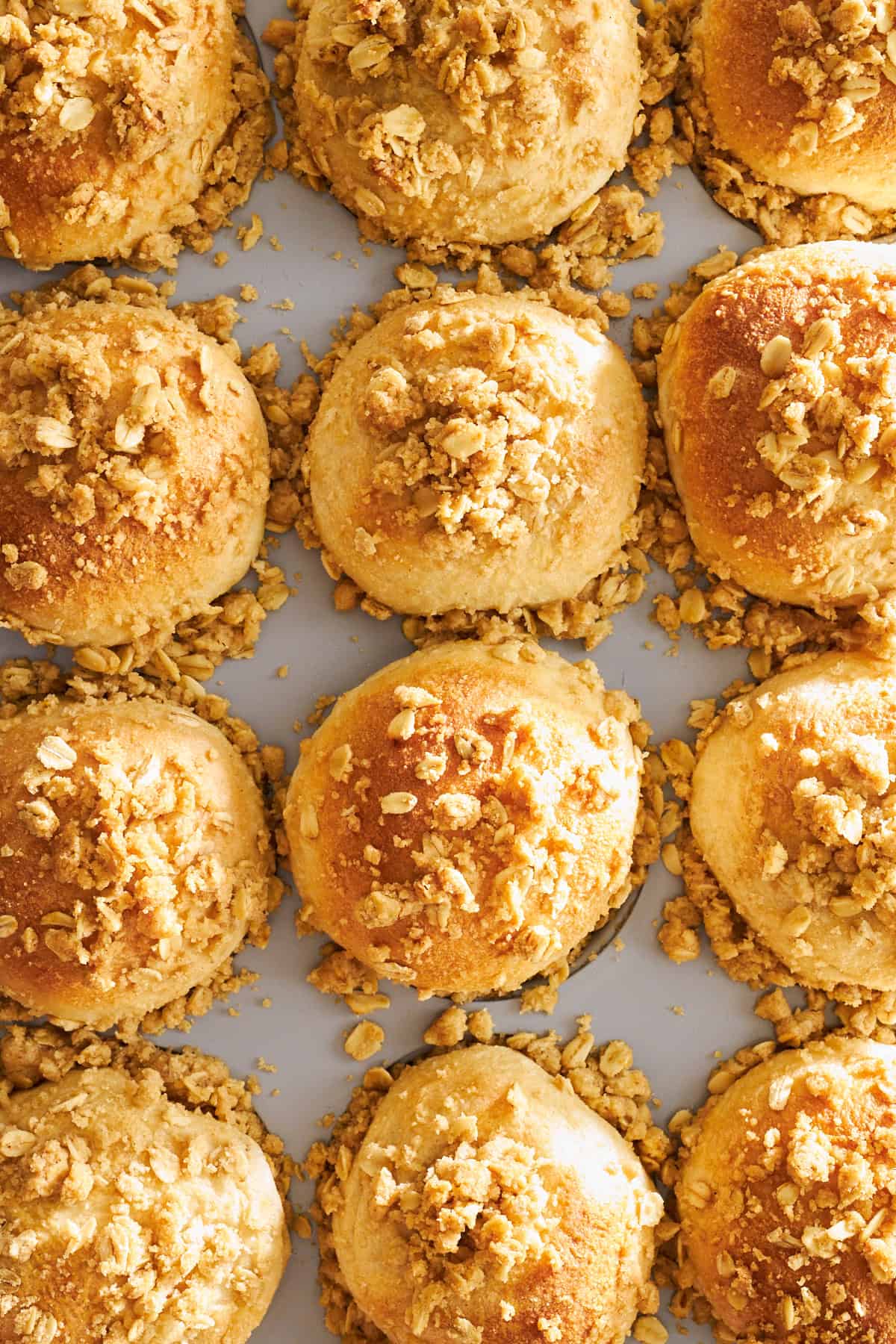 Gebackene Brötchen mit Haferstreuseln in einem Muffinblech. 