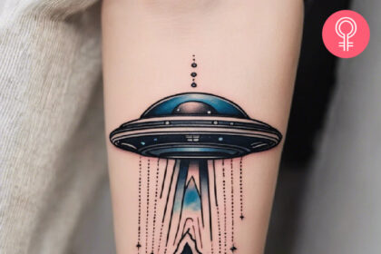 8 UFO-Tattoo-Ideen, die die Essenz des Weltraums einfangen