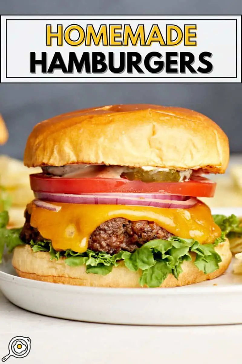 Nahaufnahme von vorne eines hausgemachten Hamburgers mit Belag und Titeltext oben.