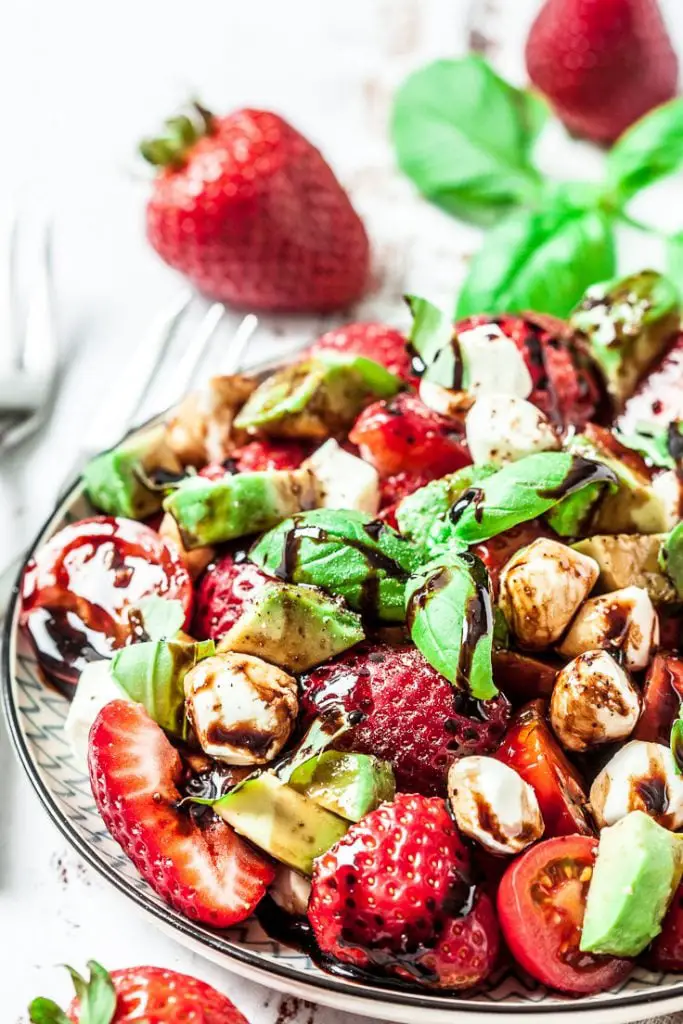 Erdbeer-Caprese-Salat mit Balsamico-Glasur.