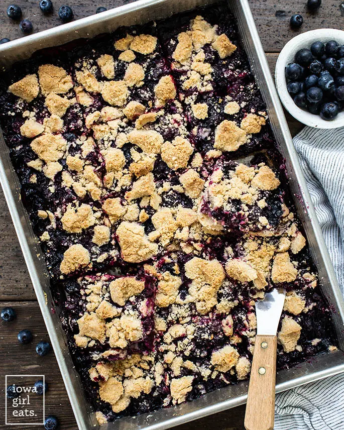 Pfanne mit glutenfreien Blaubeerkuchenriegeln