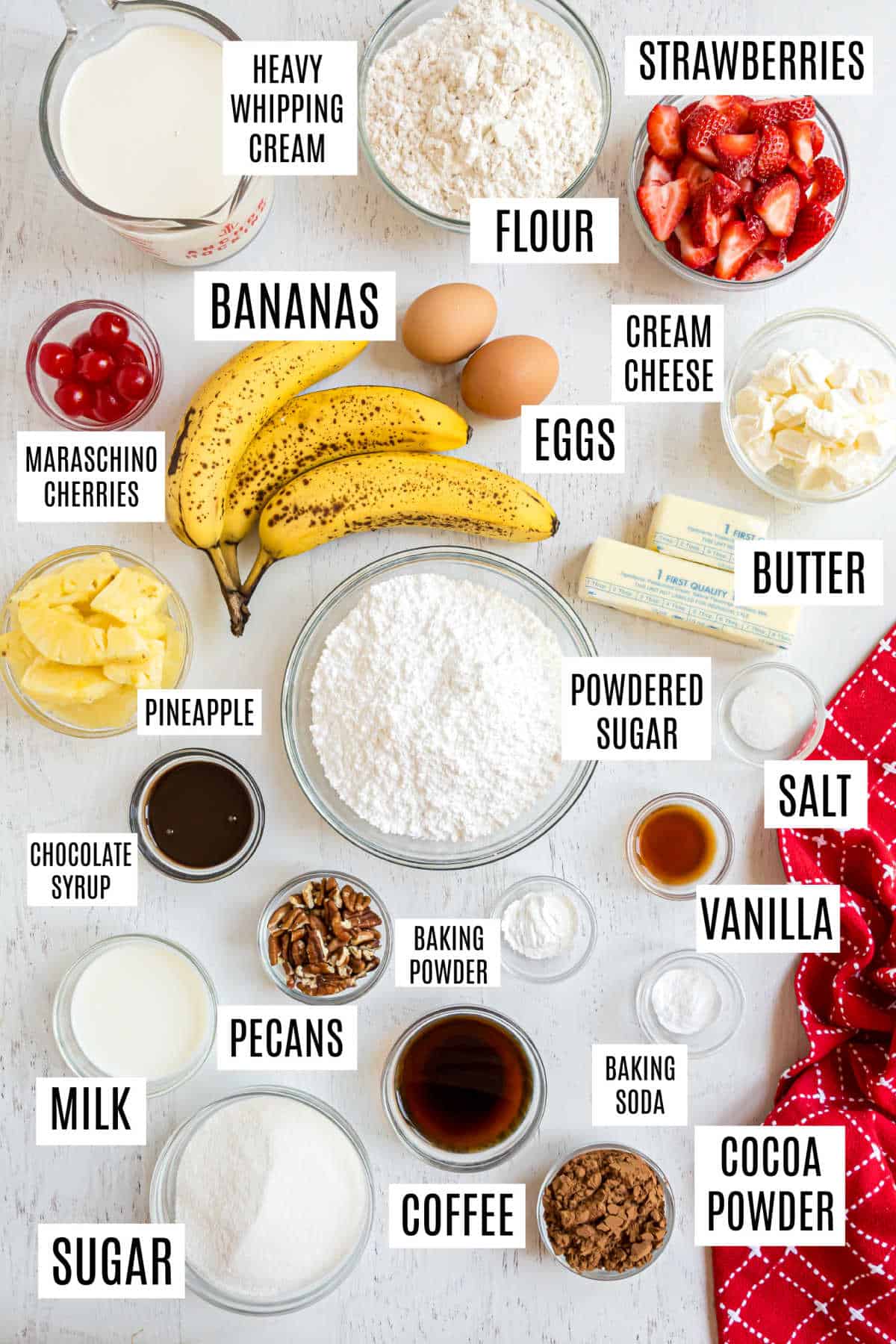 Zutaten, die für die Zubereitung eines Bananensplit-Kuchens benötigt werden.