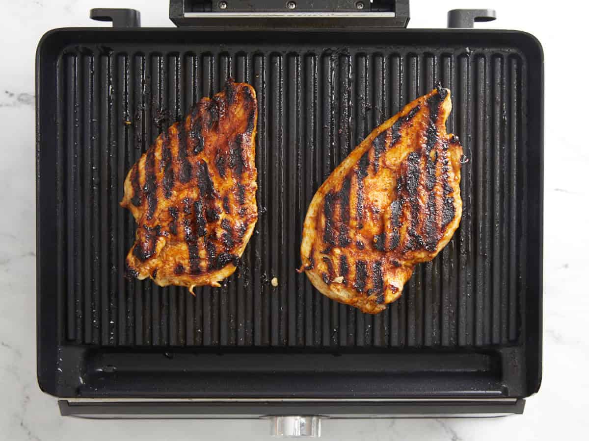 gegrillte Hähnchenbrust auf einem Indoor-Grill.