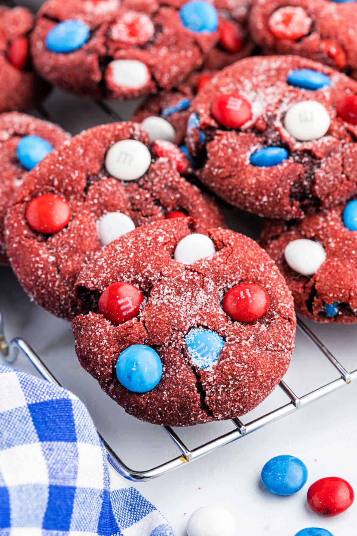 Rote Kekse mit patriotischen Süßigkeiten auf einem Drahtgitter zum Abkühlen.