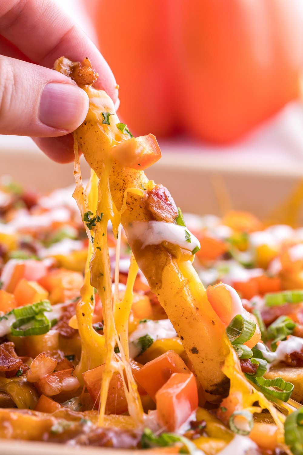 Schmutzige Pommes Frites auf einem Backblech