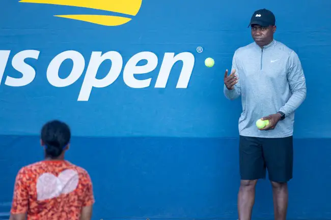 Leonard Francois, Vater und Trainer der Japanerin Naomi Osaka, während einer Trainingseinheit zur Vorbereitung auf die US Open Tennis Championship 2022 im USTA National Tennis Centre am 27. August 2022 in Flushing, Queens, New York City. 