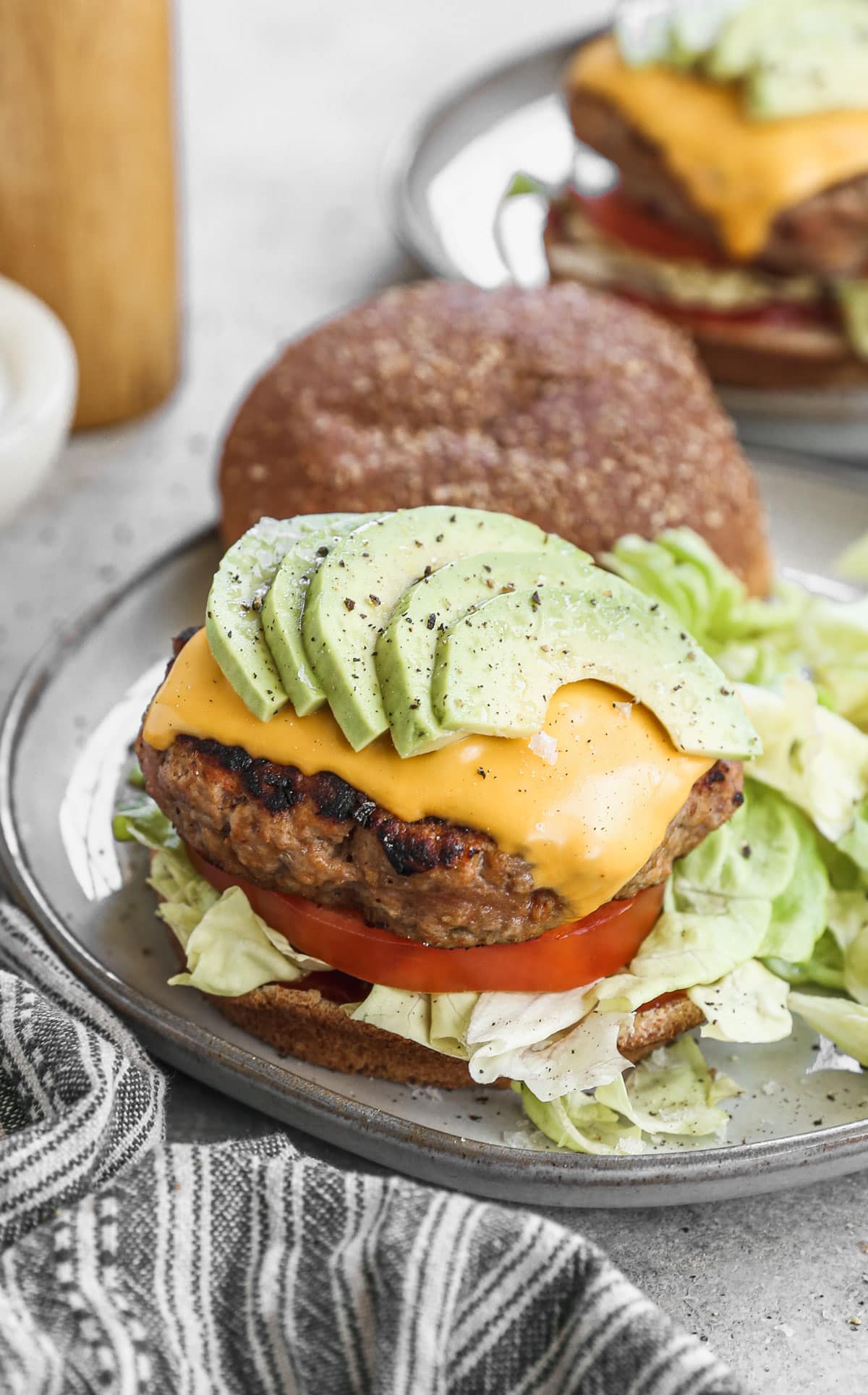 Avocado, Käse und Tomate auf einem Putenburger aus der Pfanne