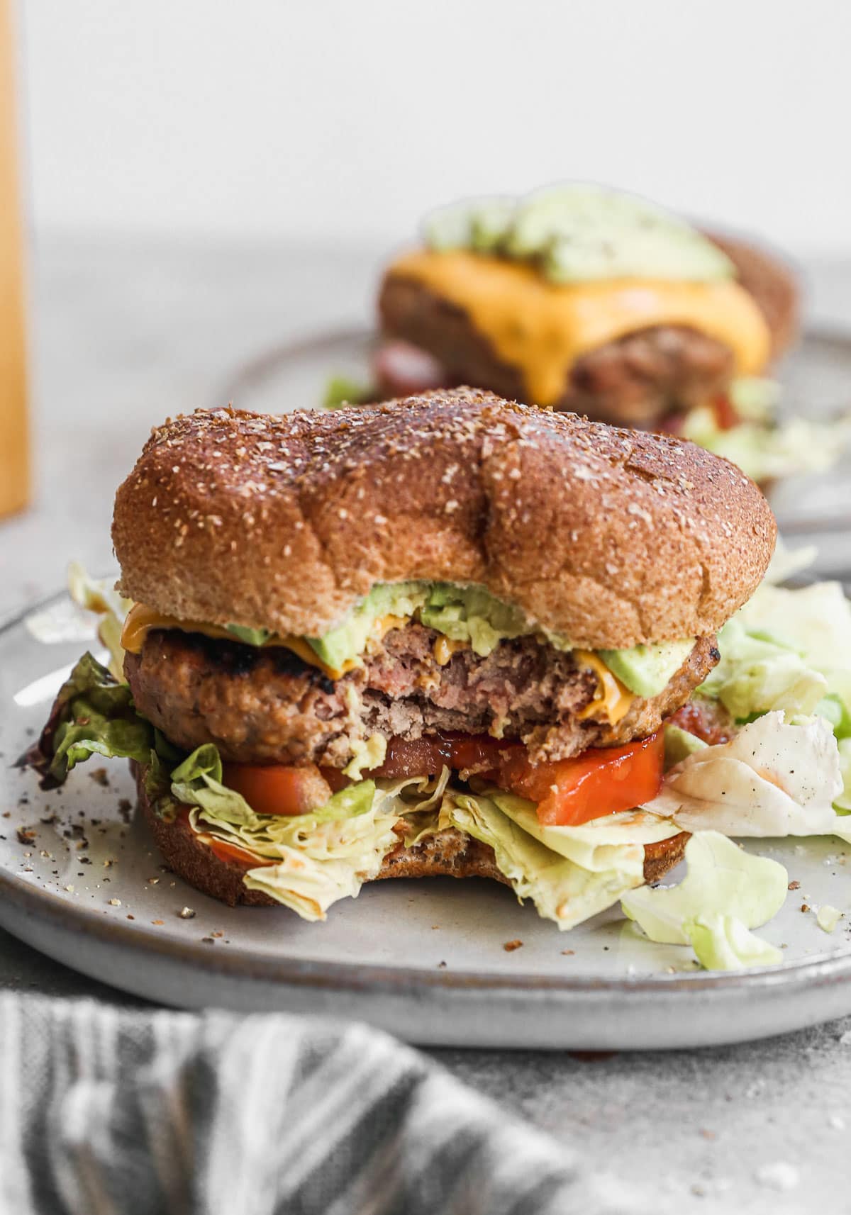 ein saftiger Putenburger auf einem angebissenen Brötchen