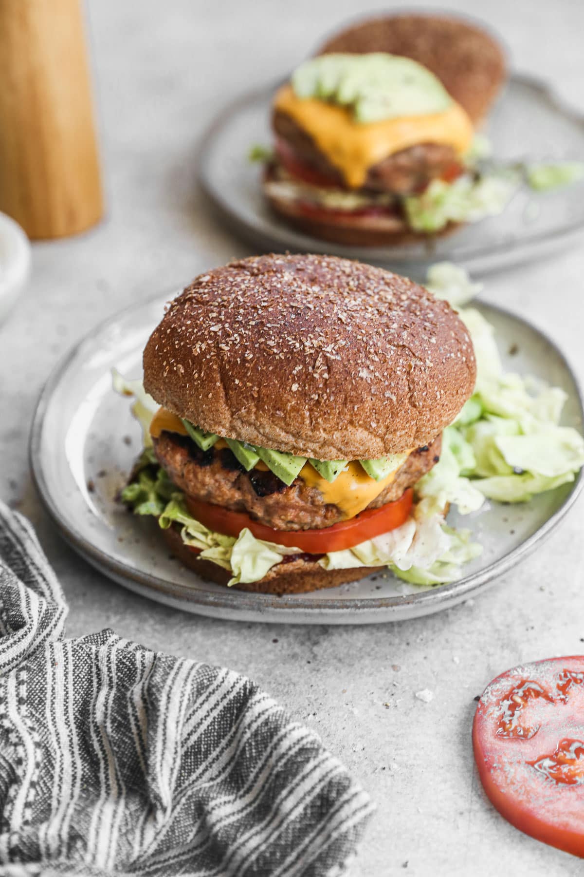 Rezept für Putenburger im Brötchen mit Belag auf einem Teller