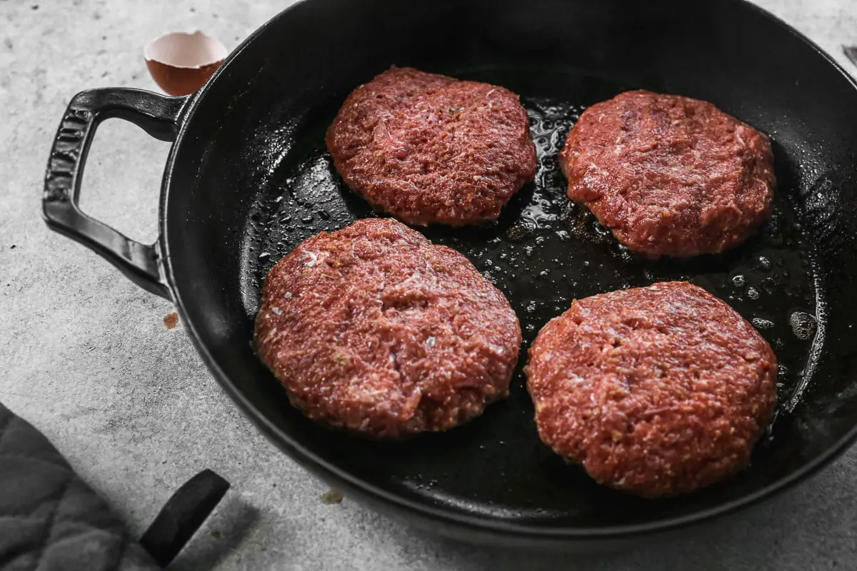 einfache Putenburger auf einer Pfanne