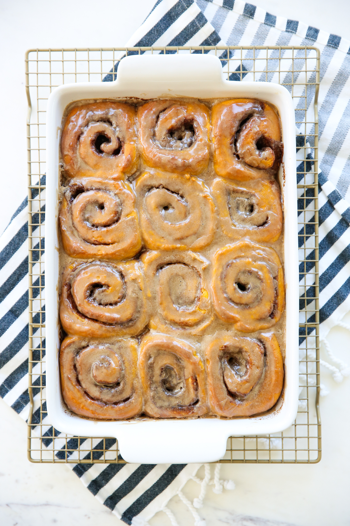 weiße Auflaufform mit Zimtschnecken