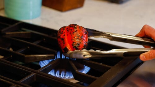 Geröstete rote Paprika auf einem Gasherd