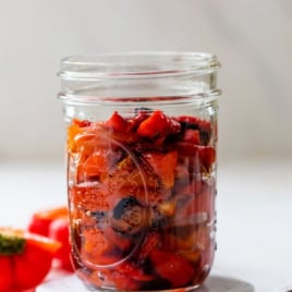 Geröstete rote Paprika im Glas