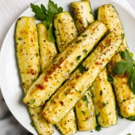 ein Teller mit den besten gerösteten Zucchini-Speeren