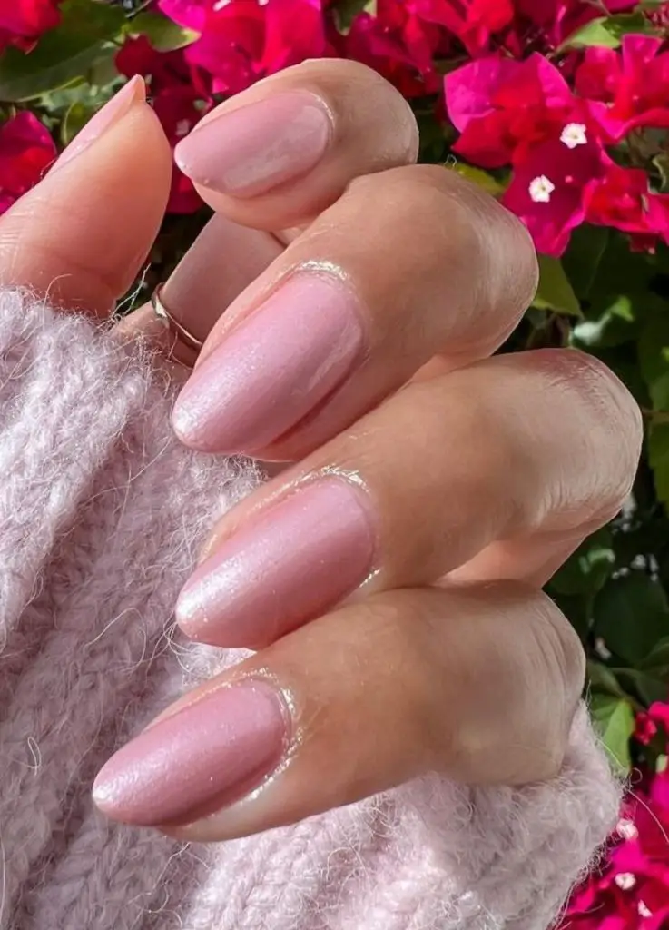 Nagelideen für die Brautparty – glänzendes Babyrosa