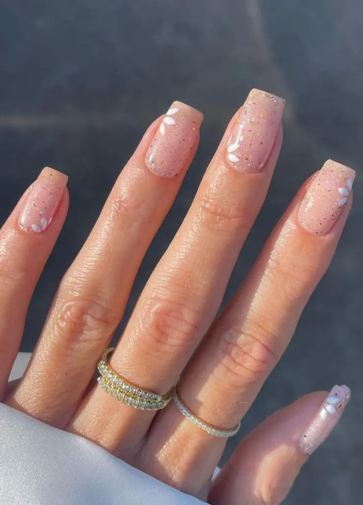 Nagelideen für die Brautparty – Glitzer- und Gänseblümchen-Design